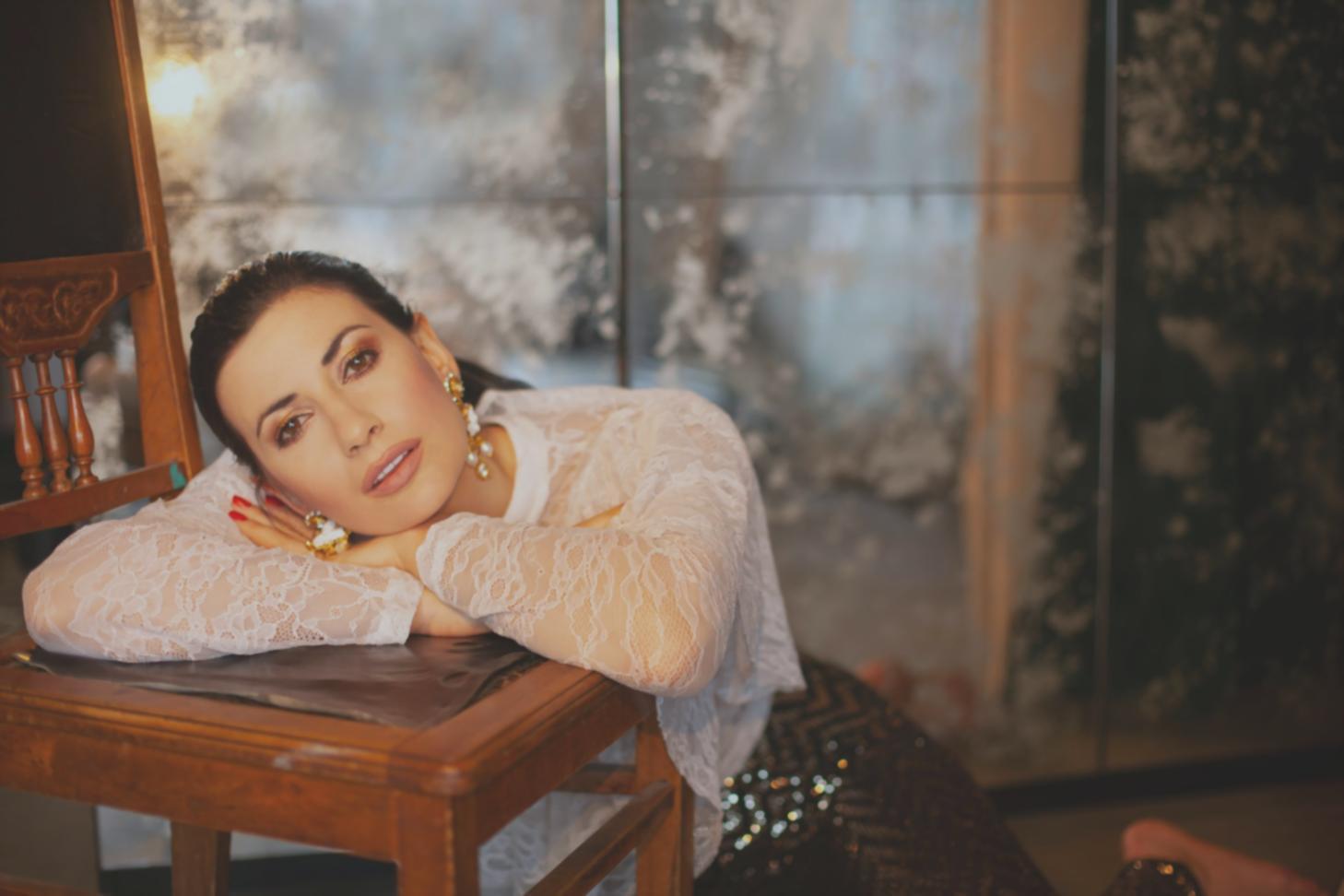 Makeup-Artistin bei der Arbeit, Detailaufnahme eines Make-up-Kurses